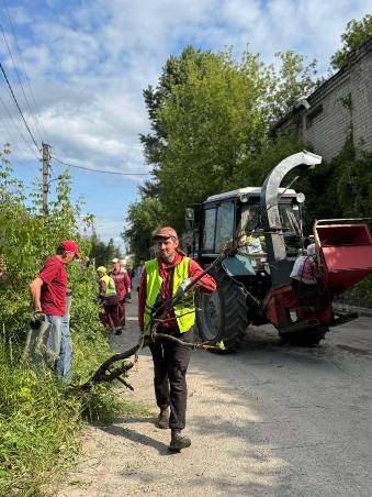 В Основʼянському районі Харкова тривають відновлювальні роботи після атаки дронів