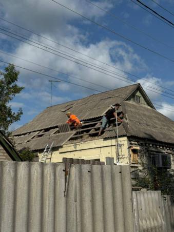 В Основʼянському районі Харкова тривають відновлювальні роботи після атаки дронів