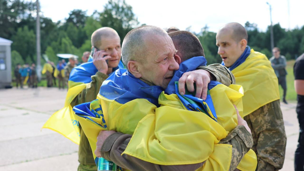 Новий обмін полоненими: додому повертаються військові, захоплені у 2022 році