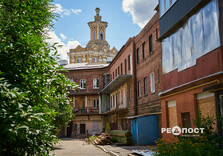 У Харкові відбудовують зруйновану "Іскандером" триповерхівку (фото)