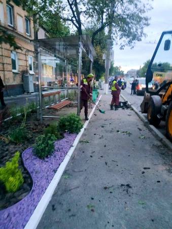Харківські комунальники прибрали наслідки обстрілу в Новобаварському районі