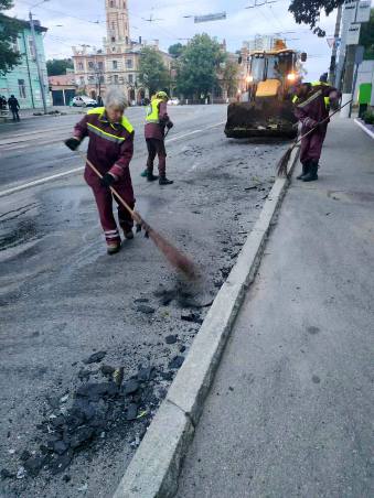 Харківські комунальники прибрали наслідки обстрілу в Новобаварському районі
