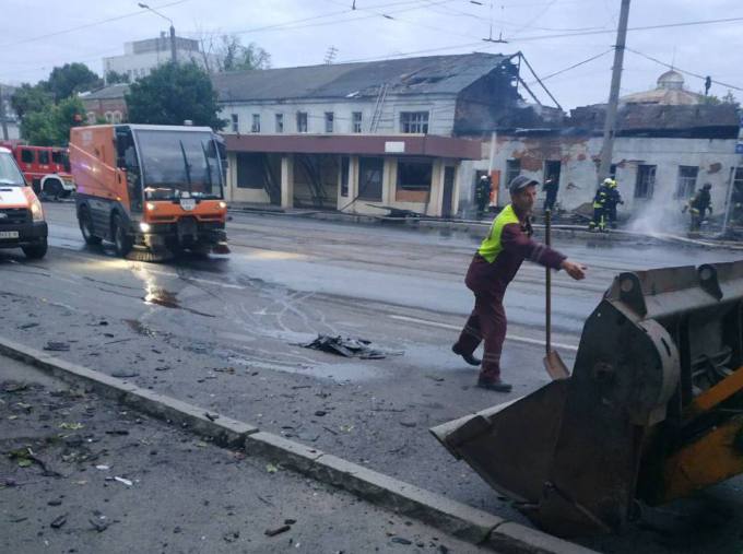 Харківські комунальники прибрали наслідки обстрілу в Новобаварському районі