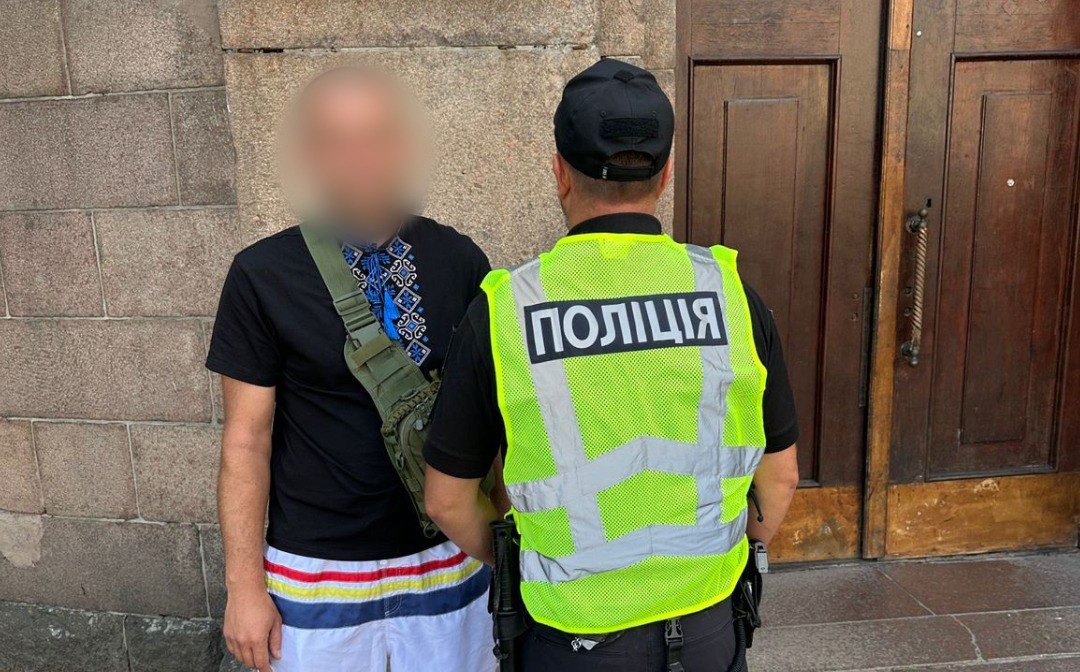 На харківському вокзалі вчинив дебош чоловік з пістолетом