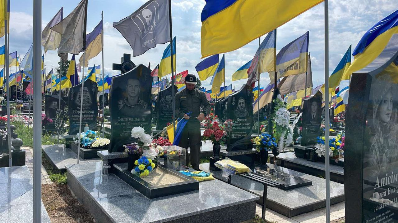 У Харкові на кладовищах прибрали повалені дерева й оновили прапори на Алеї Слави