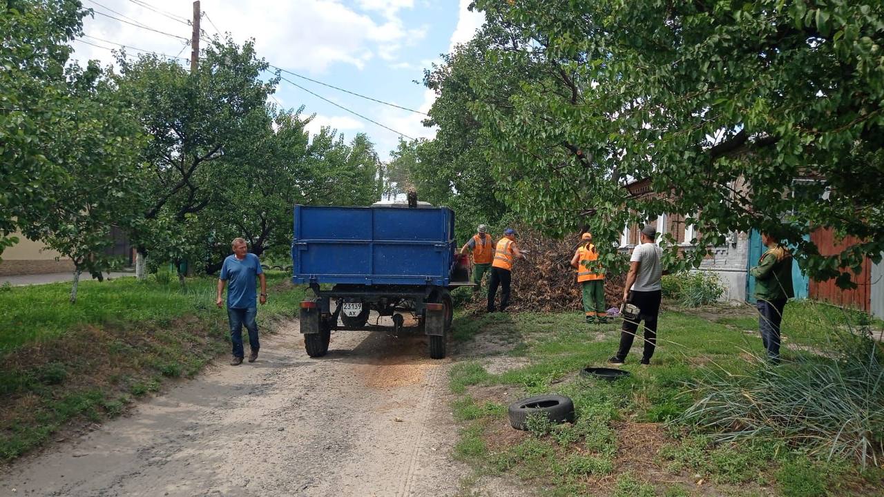 Усувають наслідки буревію комунальники міста: Новини Харкова