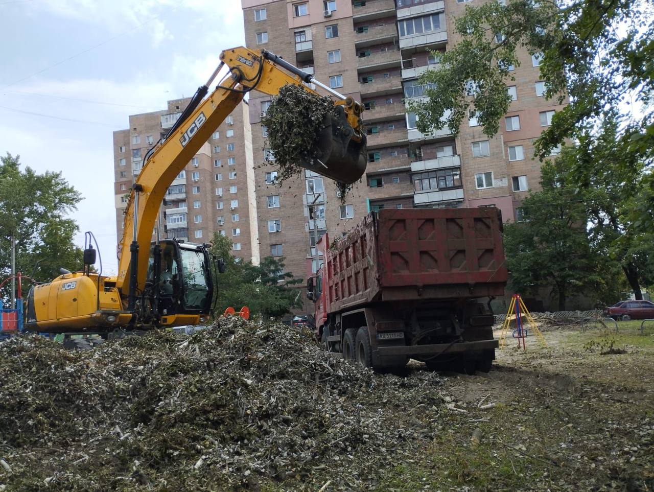 Усувають наслідки буревію комунальники міста: Новини Харкова