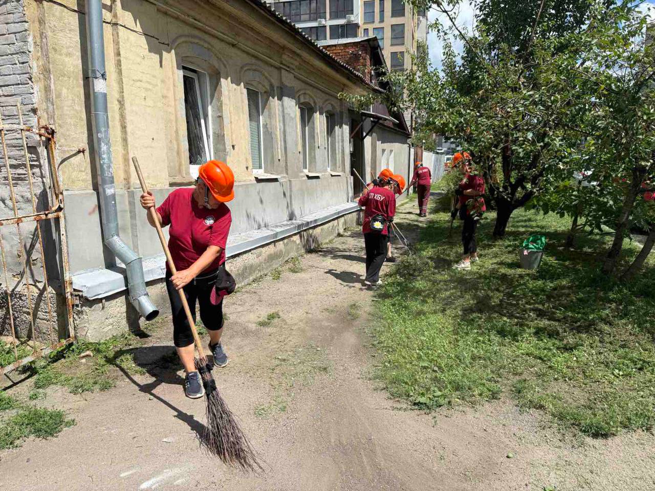 У Харкові бригади «Харківблагоустрою» та «Шляхрембуду» прибирають наслідки атаки в Шевченківському районі