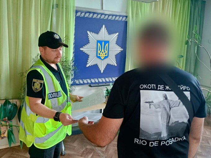 Новини Харкова: чоловік затиснув руку поліцейському та втік з блокпоста