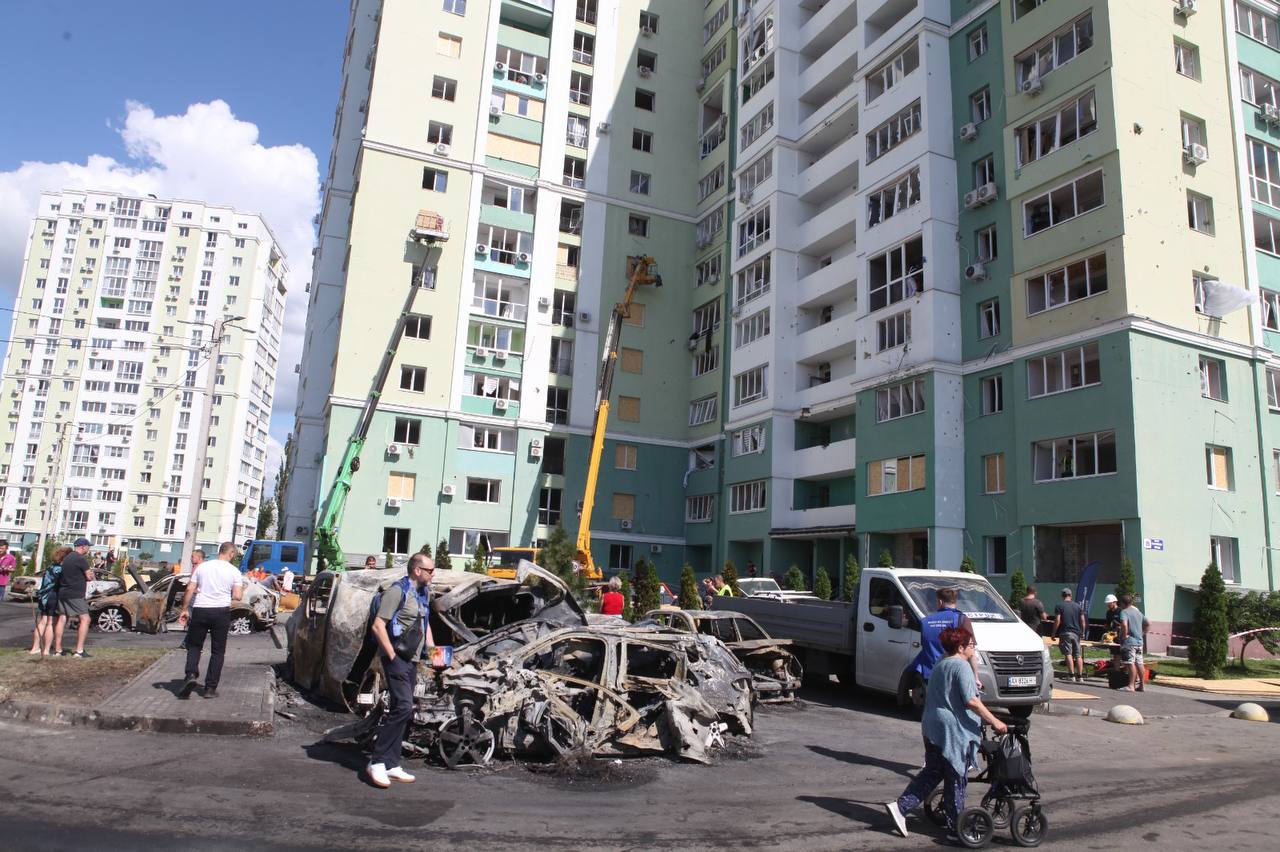 Повернули світло у постраждалі від бомбардування будинки міста енергетики: Новини Харкова