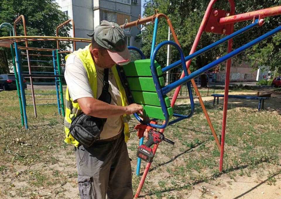 Ремонтують дитячі майданчики міста комунальники: Новини Харкова