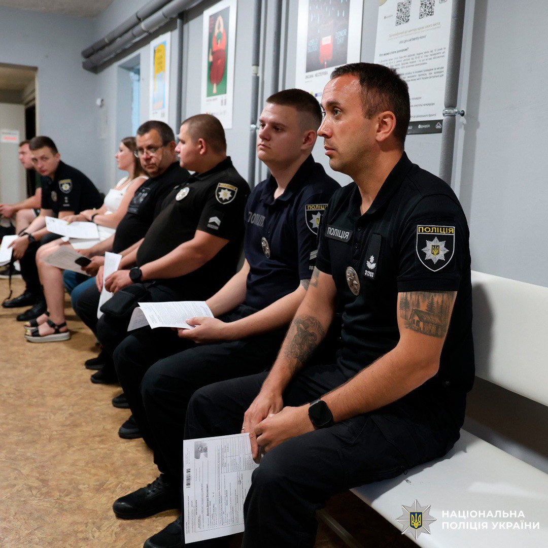 Харківські правоохоронці здали донорську кров, щоб врятувати людські життя