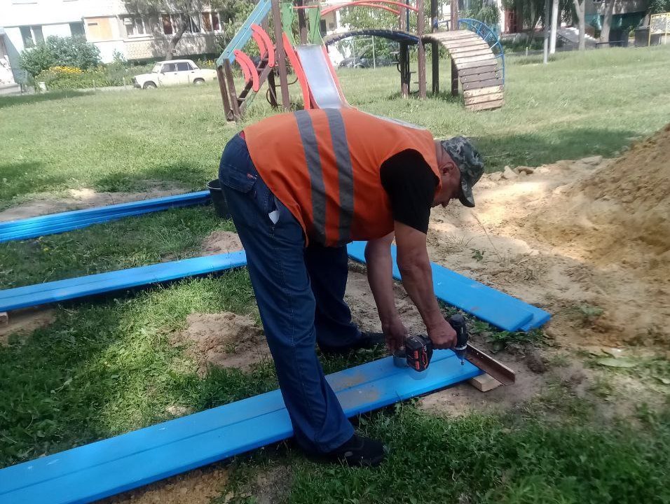 У Харкові триває ремонт будинків та дитячіх майданчиків (фото)