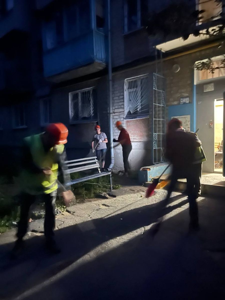 Новини Харкова: комунальники прибирають наслідки нічного обстрілу