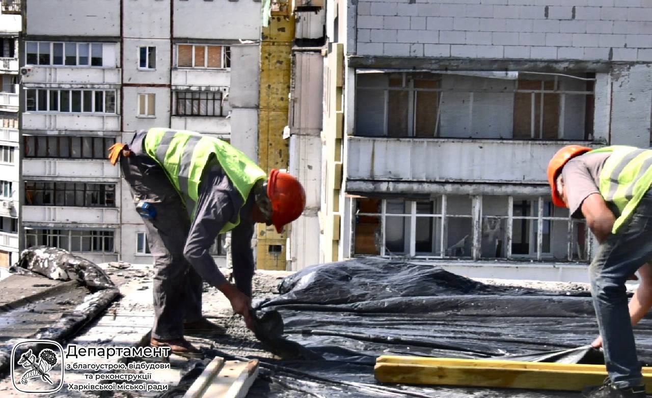 Комунальники відновляють постраждалий будинок у Харкові