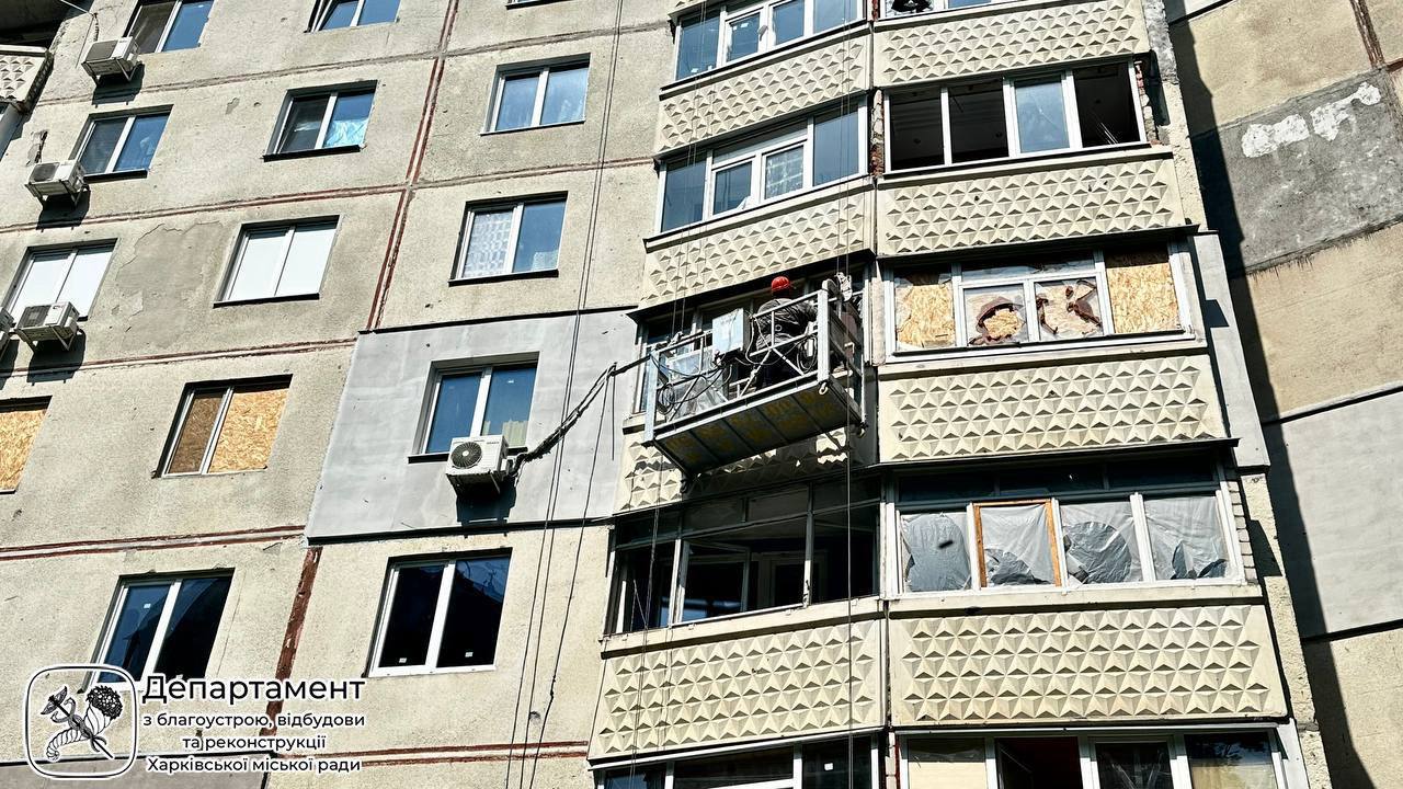 Комунальники відновляють постраждалий будинок у Харкові