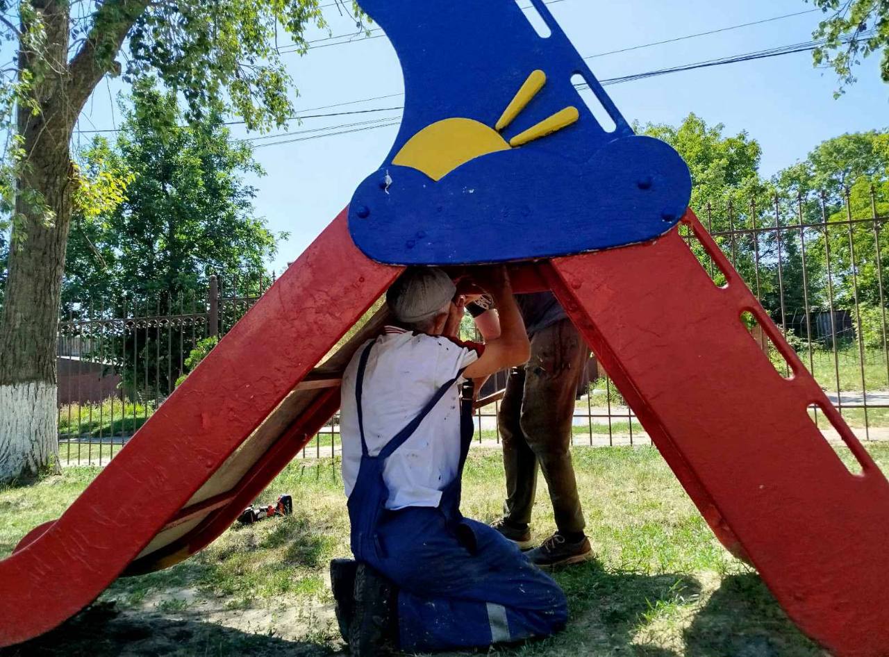 У Харкові ремонтують дитячі майданчики та подрібнюють гілля після прибирання