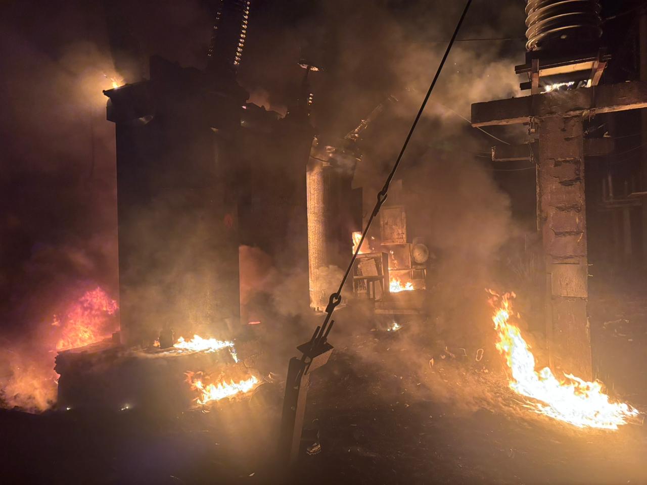 Вночі в результаті ворожих обстрілів значна частина Ізюмського району залишилась без електроенергії, місто Ізюм відповідно теж залишилось знеструмленим.   ➡️Станом на зараз енергетики виконують роботи по відновленню живлення в громаді, частково є результати, водопостачання і водовідведення в місті вже працює від основного електропостачання .   Дякуємо і віримо в краще!  Сайт (https://city-izyum.gov.ua/) | Facebook (https://www.facebook.com/groups/1710567215837001) | Instagram (https://www.instagram.com/izyum_officialll/) | Telegram (https://t.me/izyum_official)