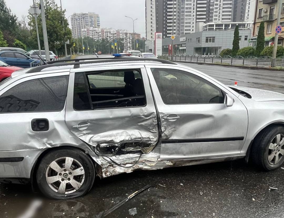 Постраждали дві жінки під час зіткнення автівок Skoda та Toyota на магістралі: Новини Харкова