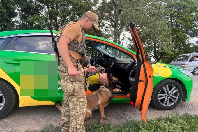 Кінологи 5-ої Слобожанської бригади «Скіф» вилучмлм зброю на блокпостах Харкова