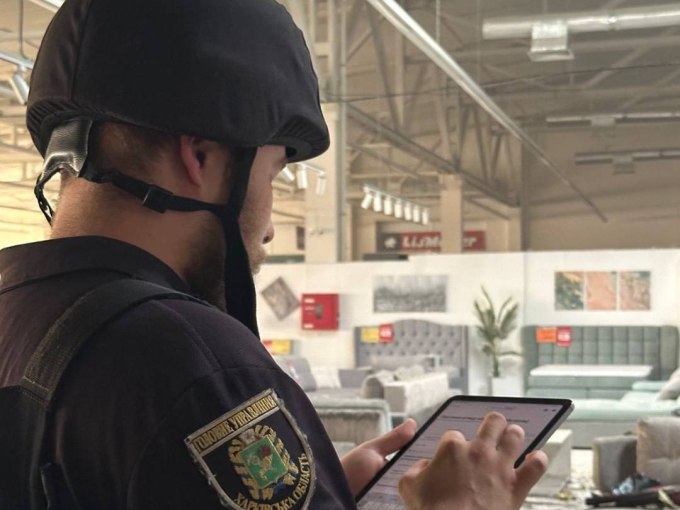 Дрон рф влучив у меблевий магазин у Харкові — є поранені