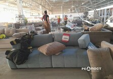 Кров на меблях, дірка в стелі – як виглядає місце прильоту дрона по меблевому магазину в Харкові