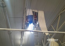 Кров на меблях, дірка в стелі – як виглядає місце прильоту дрона по меблевому магазину в Харкові