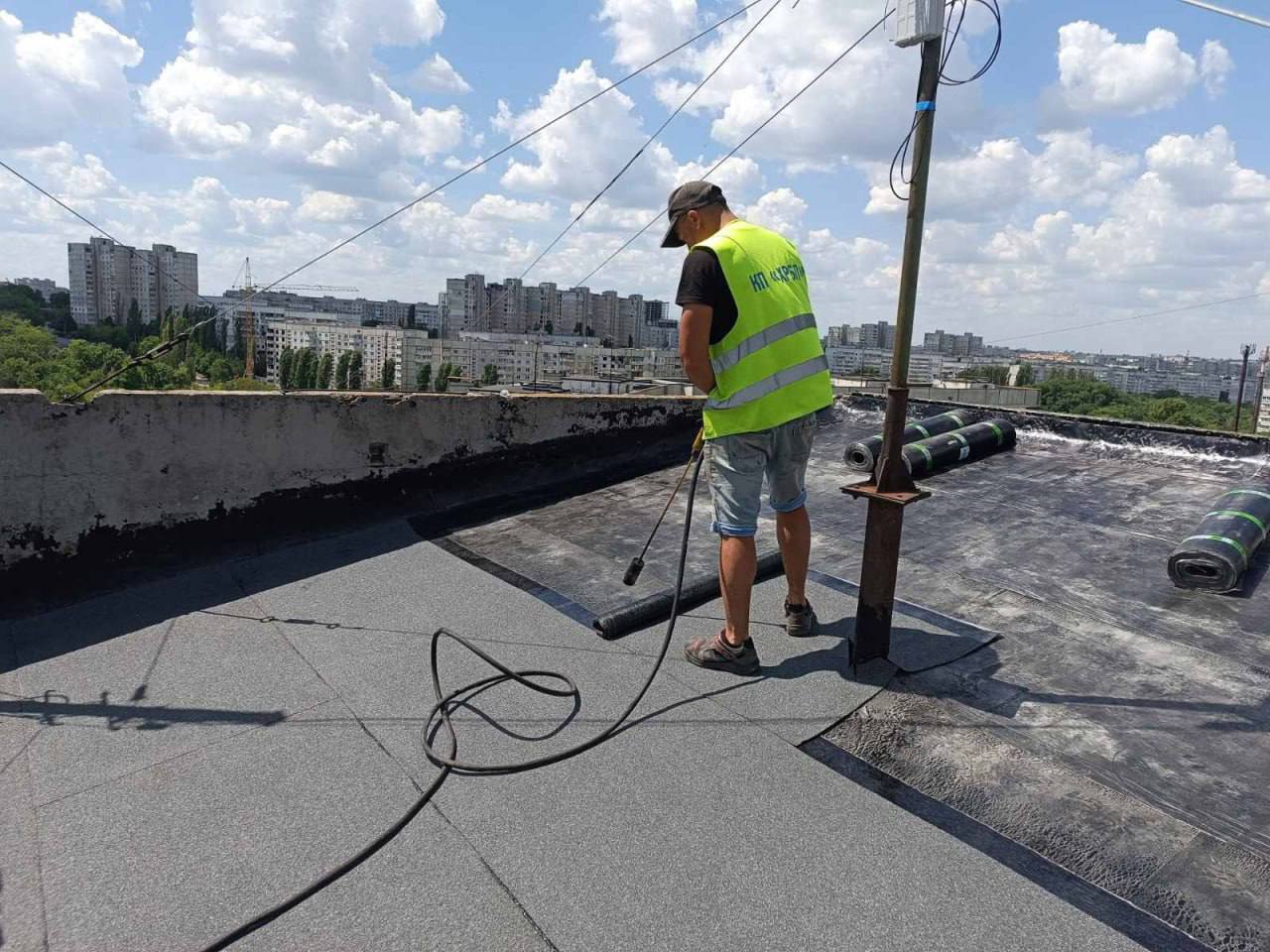 Ремонтують будинки у трьох районах міста комунальники: Новини Харкова