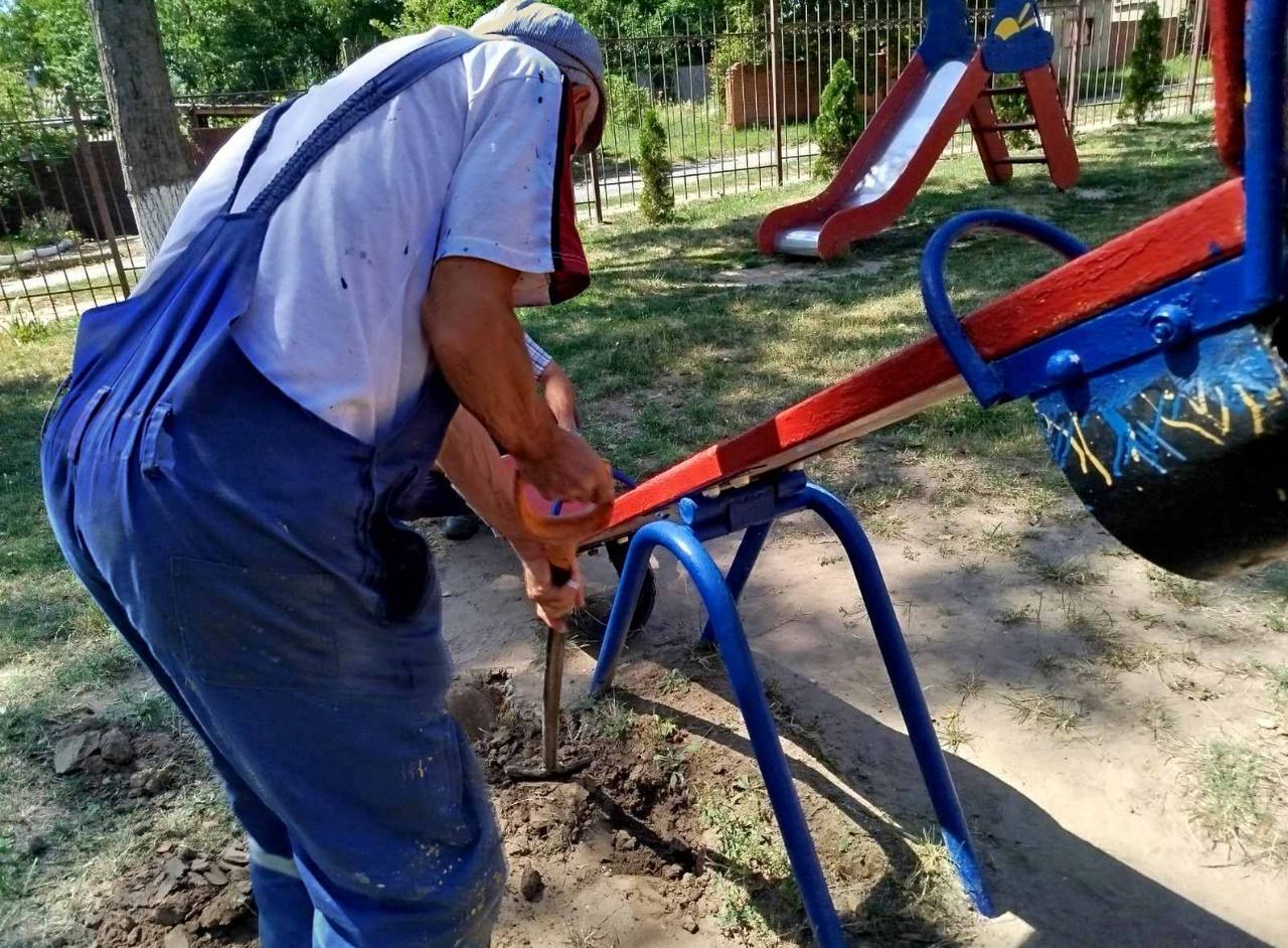 Комунальники відновили сотні елементів дитячих майданчиків Харкова