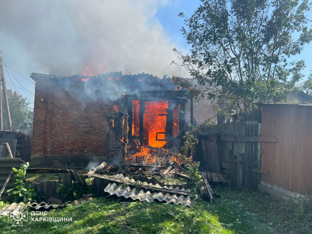 На Харківщині спалахнув будинок через удар окупантів