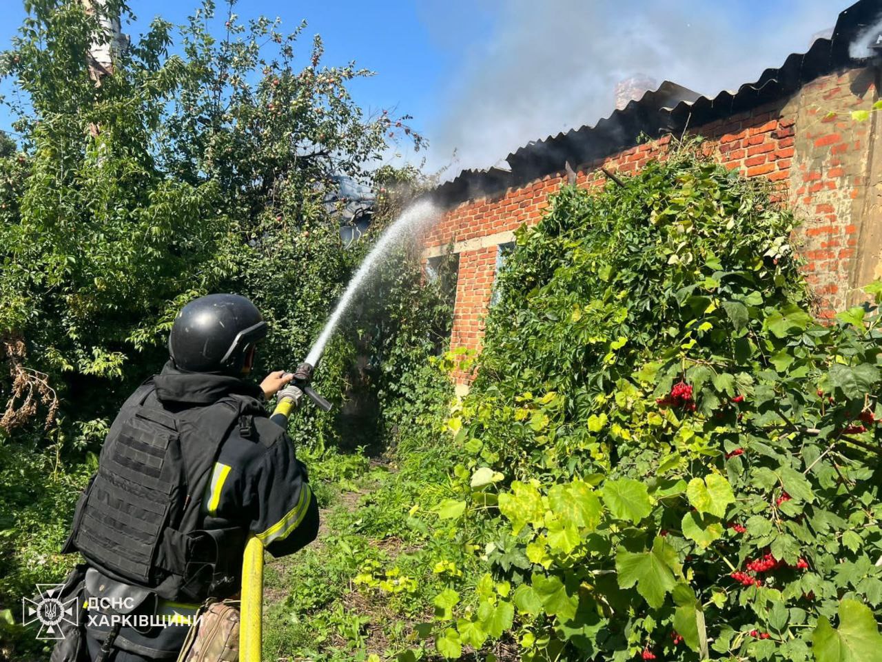 На Харківщині спалахнув будинок через удар окупантів