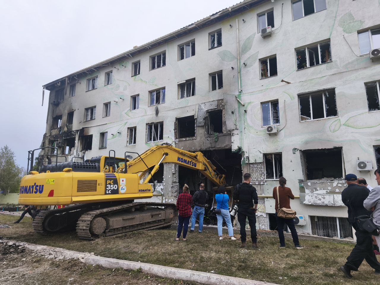 Комунальники усувають наслідки ворожих обстрілів