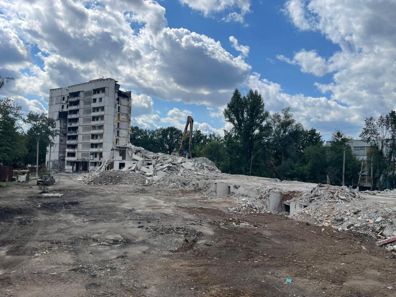 У Харкові зносять два постраждалих від обстрілів будинки