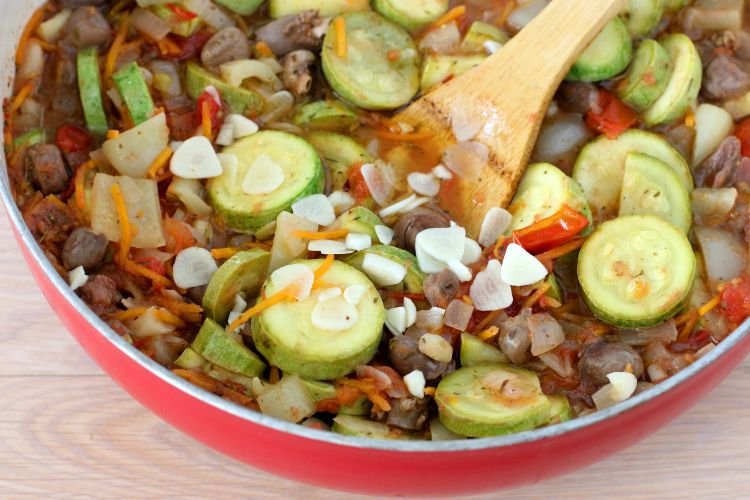 Курячі серця з кабачками, перцем та морквою