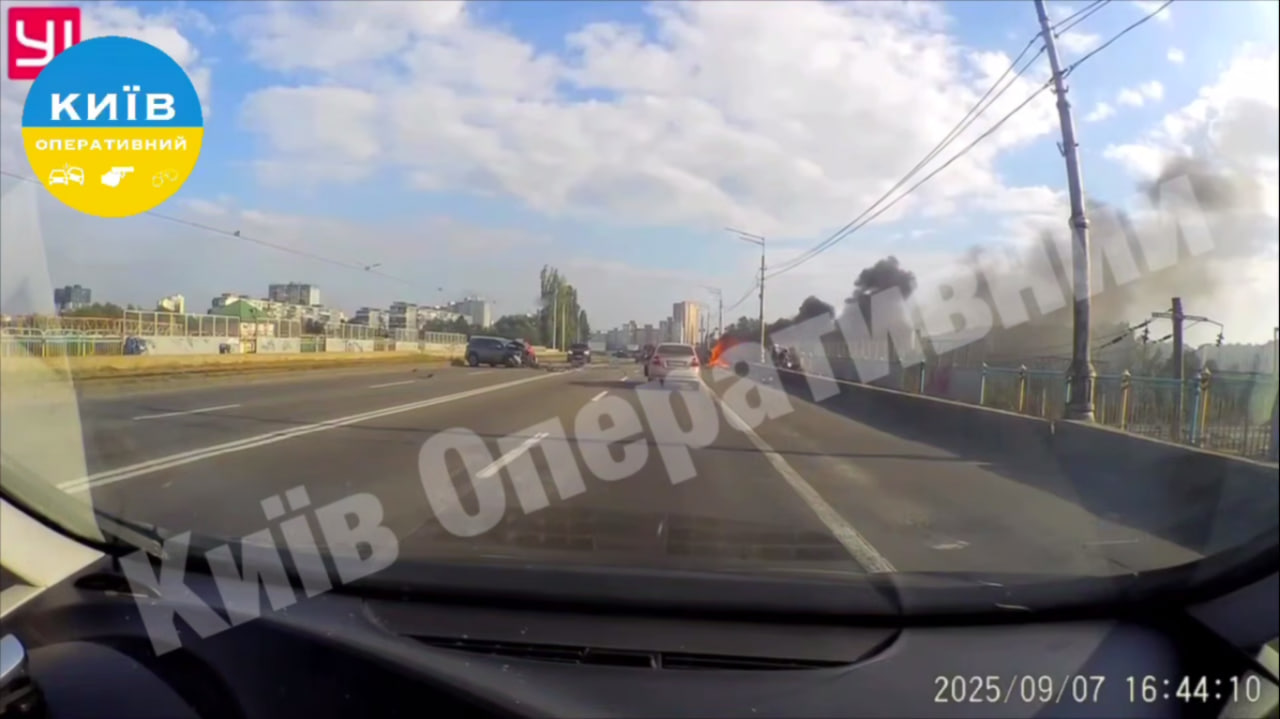 У Києві сталася моторошна автотроща з вибухом, є загиблі