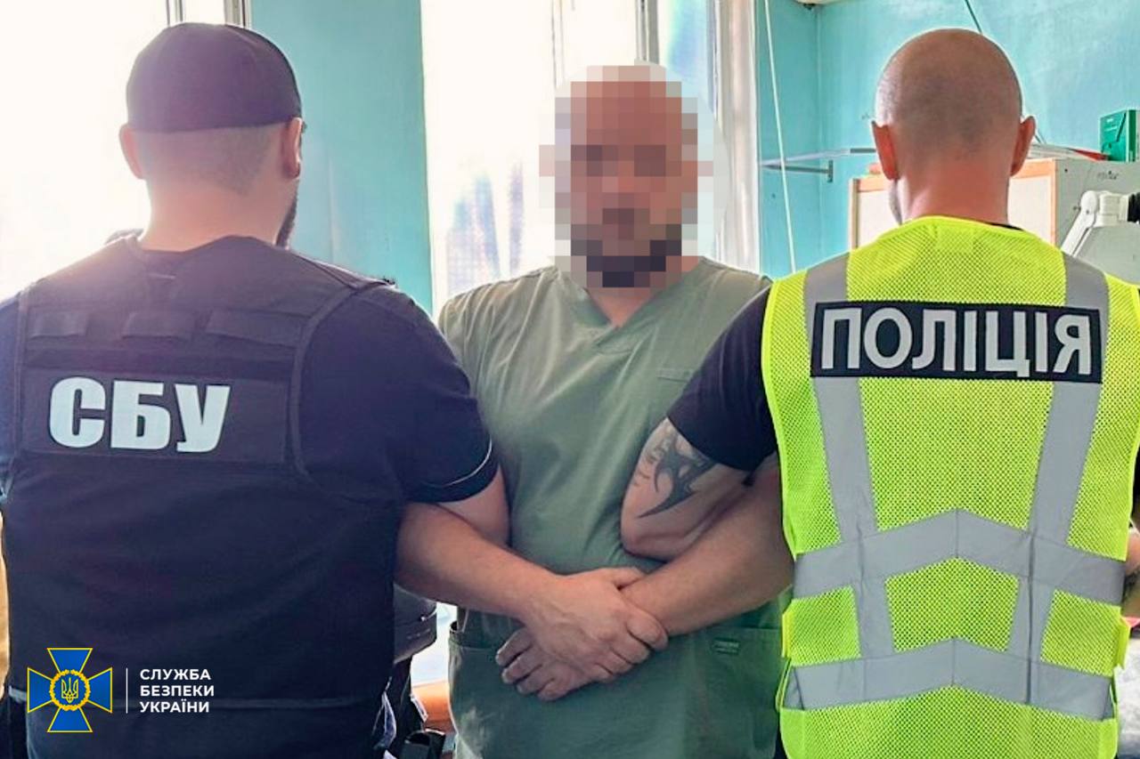 Новини Харкова: лікаря-хірурга та колишнього правоохоронця затримали за хабарі за фіктивну інвалідність