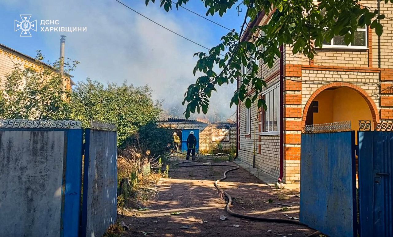 Надзвичайники Харківщини загасили пожежу, спричинену ворожим обстрілом