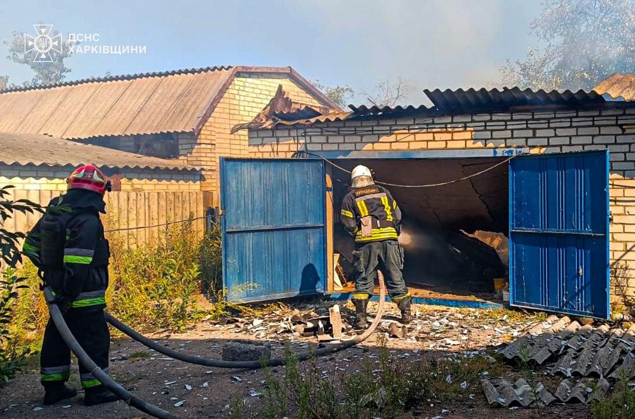 Надзвичайники Харківщини загасили пожежу, спричинену ворожим обстрілом
