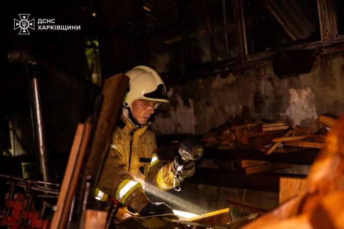 Харків: рятувальники ліквідували пожежу у будівлі приватного підприємства
