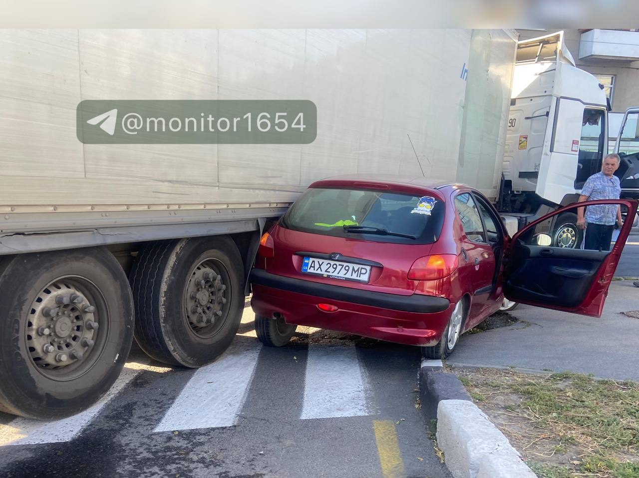 Влетів під фуру Renault водій на Peugeot: Новини Харкова