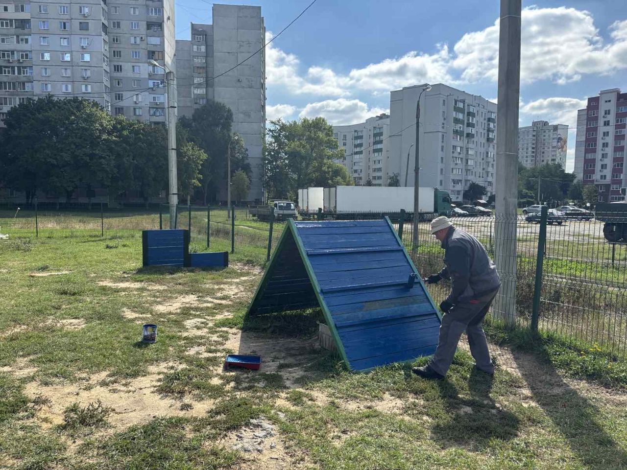 Харківські рятувальники провели капремонт низки майданчиків для вигулу та дресирування собак
