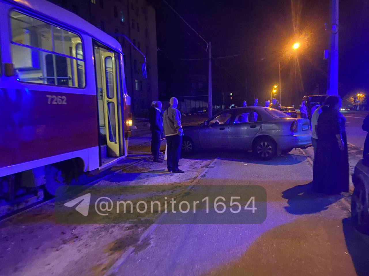 Зіткнулися та розлетілися у різні боки автівки на магістралі міста Daewoo Lanos та ВАЗ2199: Новини Харкова