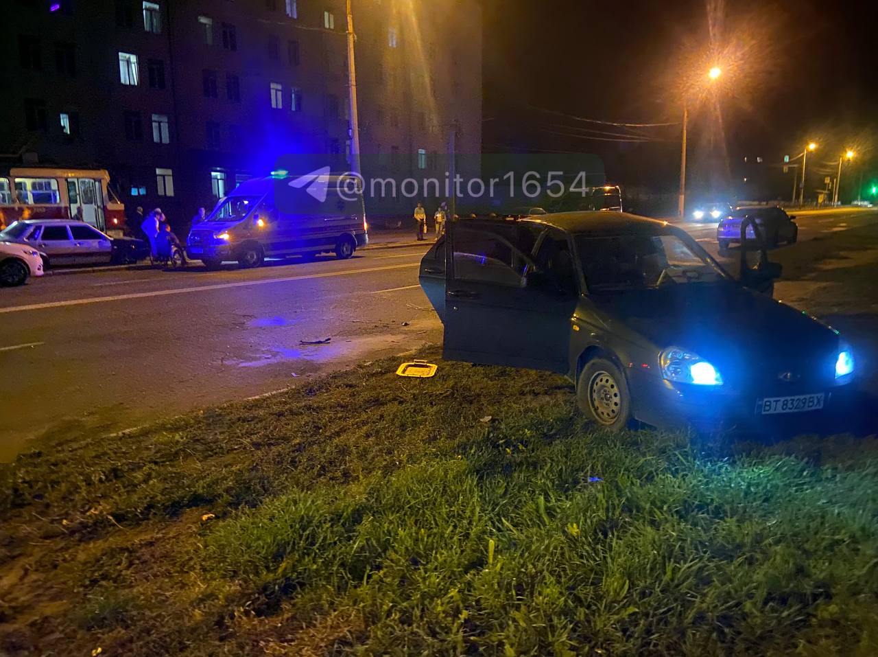 Зіткнулися та розлетілися у різні боки автівки на магістралі міста Daewoo Lanos та ВАЗ2199: Новини Харкова