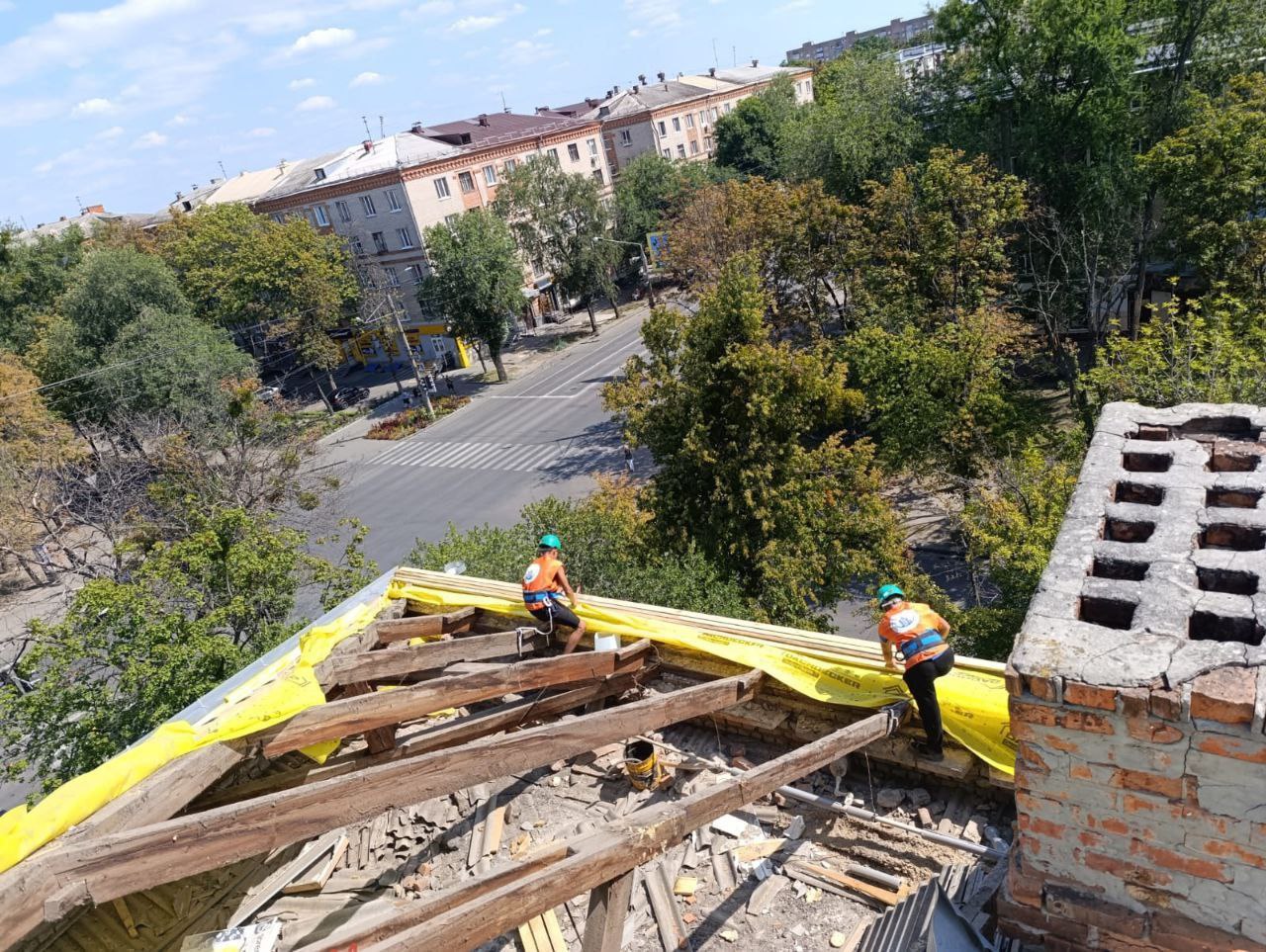 Ремонтують дахи будинків комунальники міста: Новини Харкова