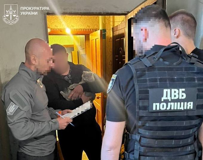 Харків’янин отримав права через хабар: викрито поліцейського та двох спільників