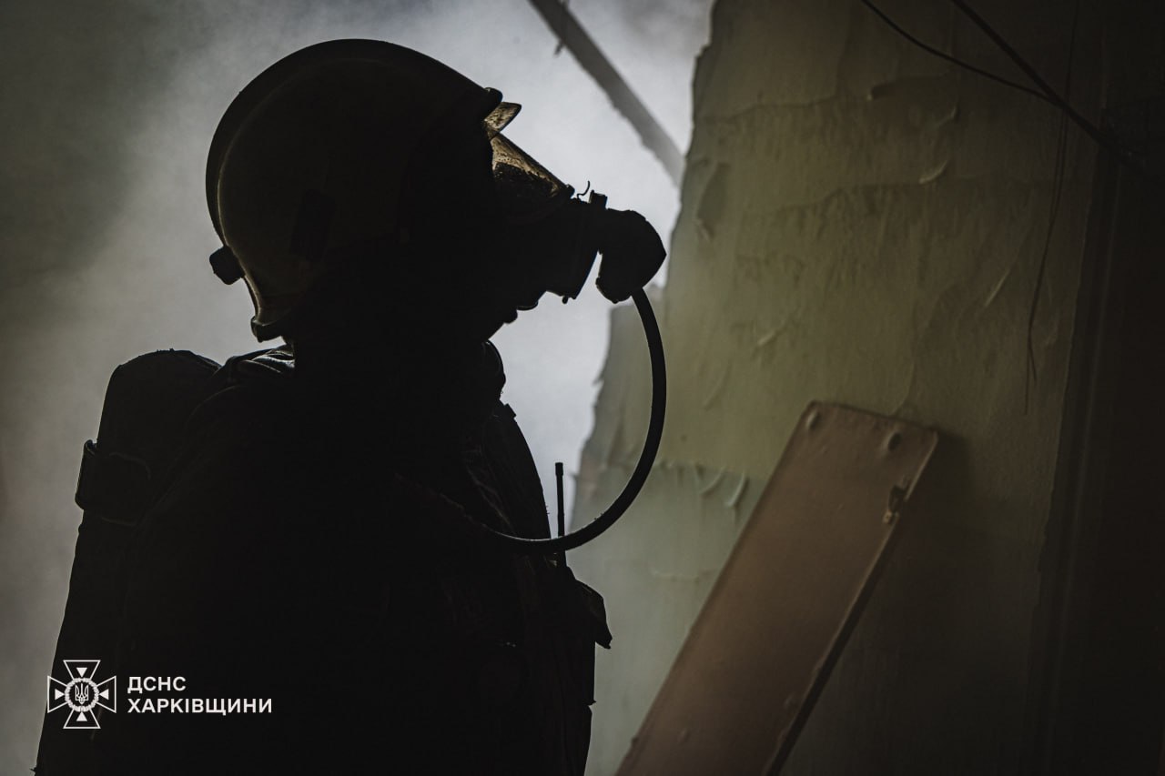 Загасили маштабну пожежу у міській будівлі вогнеборці: Новини Харкова