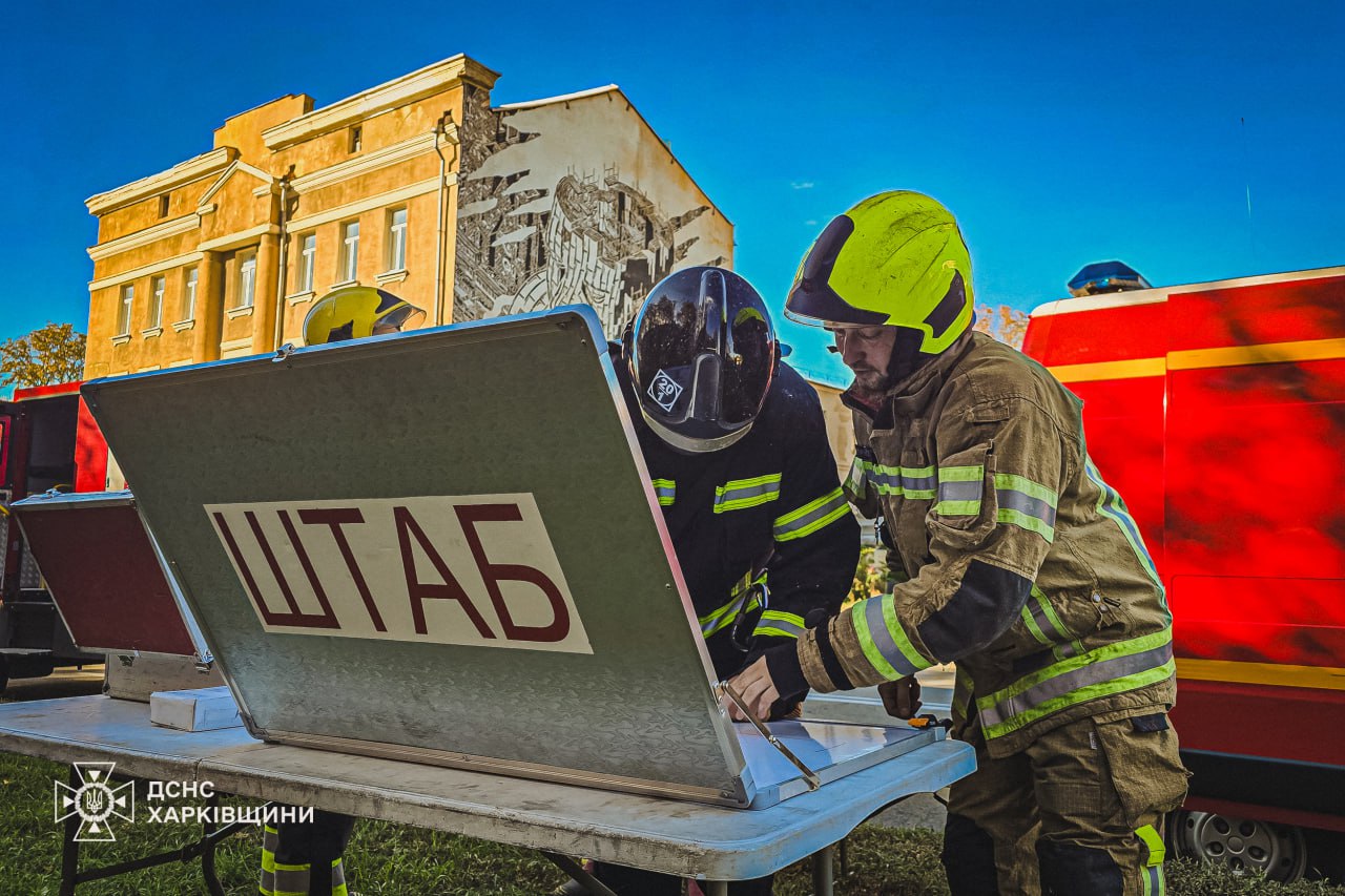 Загасили маштабну пожежу у міській будівлі вогнеборці: Новини Харкова