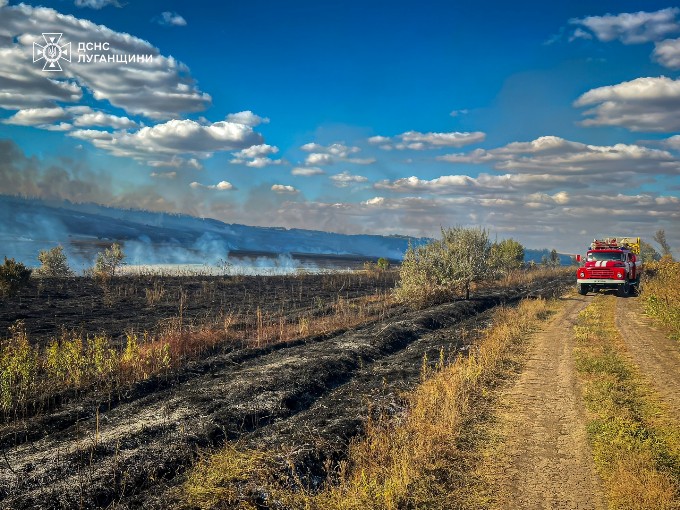 Рятувальники Луганщини ліквідували дві пожежі на Харківщині