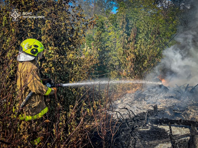 Рятувальники Луганщини ліквідували дві пожежі на Харківщині