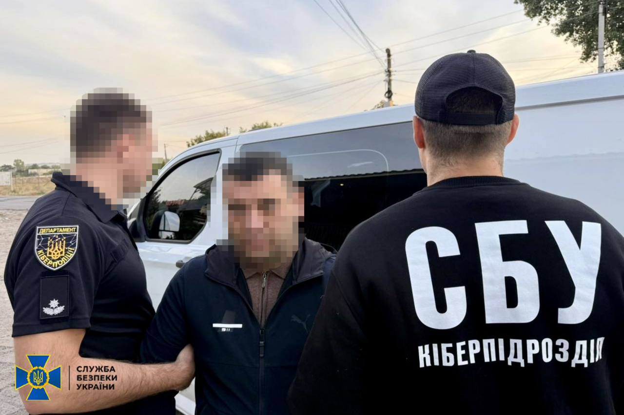 СБУ та поліція викрили шахрайське угруповання проти звільнених з полону захисників